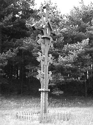 Partizanų parke mons. A.Svarinskas pastatė R.Reiganui, išvadavusiamjį iš sovietinio lagerio, skirtą kryžių 